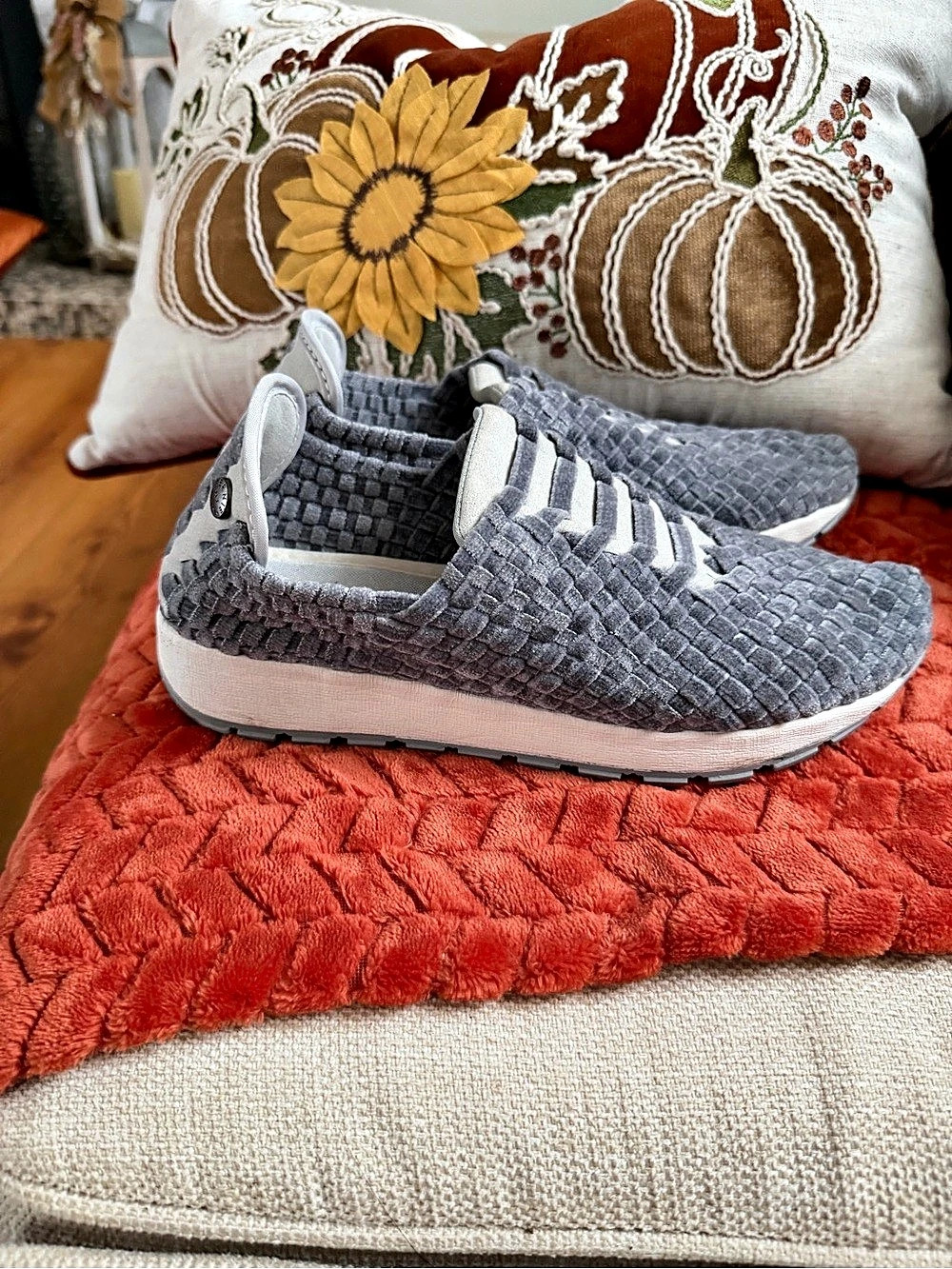 bernie mev. Catwalk. Gray Woven Sneakers